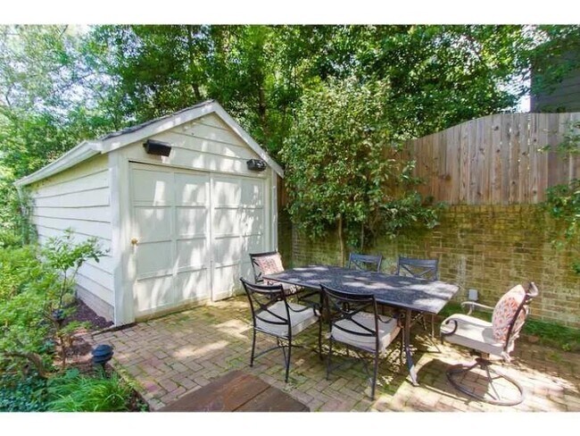 Building Photo - 1916 Greystone Rd NW