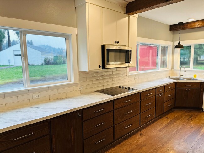 Building Photo - Charming Vintage Farm House