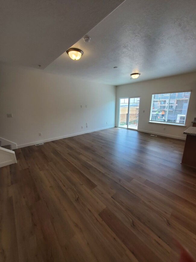 Building Photo - Gorgeous 3 Bedroom Townhome in Herriman!