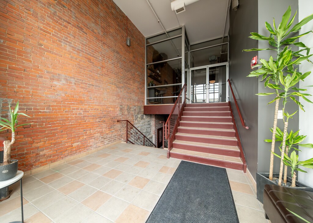 Building Photo - 635 W Lakeside Ave