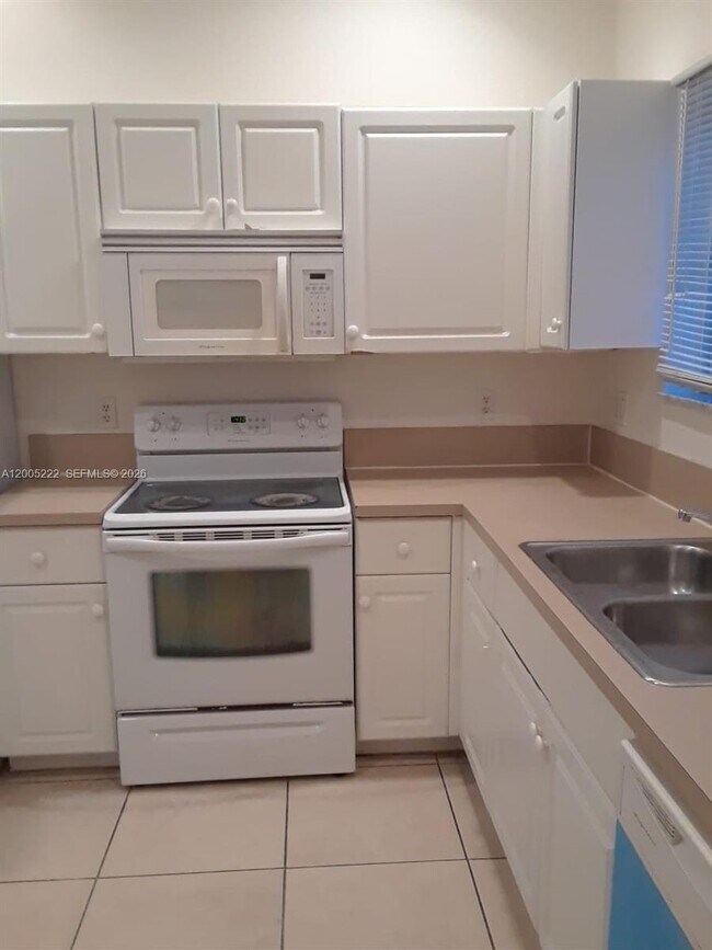 Building Photo - 3828 SW 48th Ave