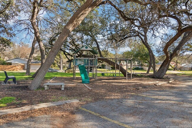 Building Photo - WHISPERING OAKS GARDEN HOME