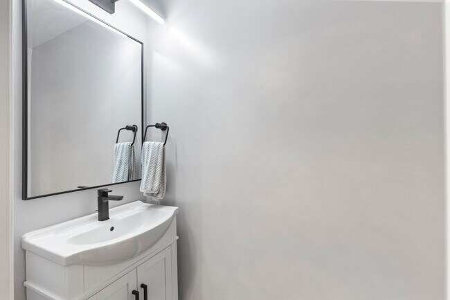 Building Photo - 2025 N Buchanan Ct