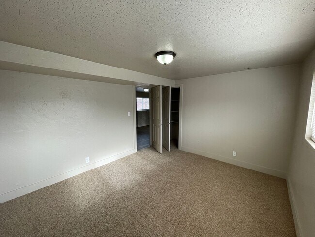 Building Photo - Spacious 6-Bedroom Magna Home with Fenced Yard