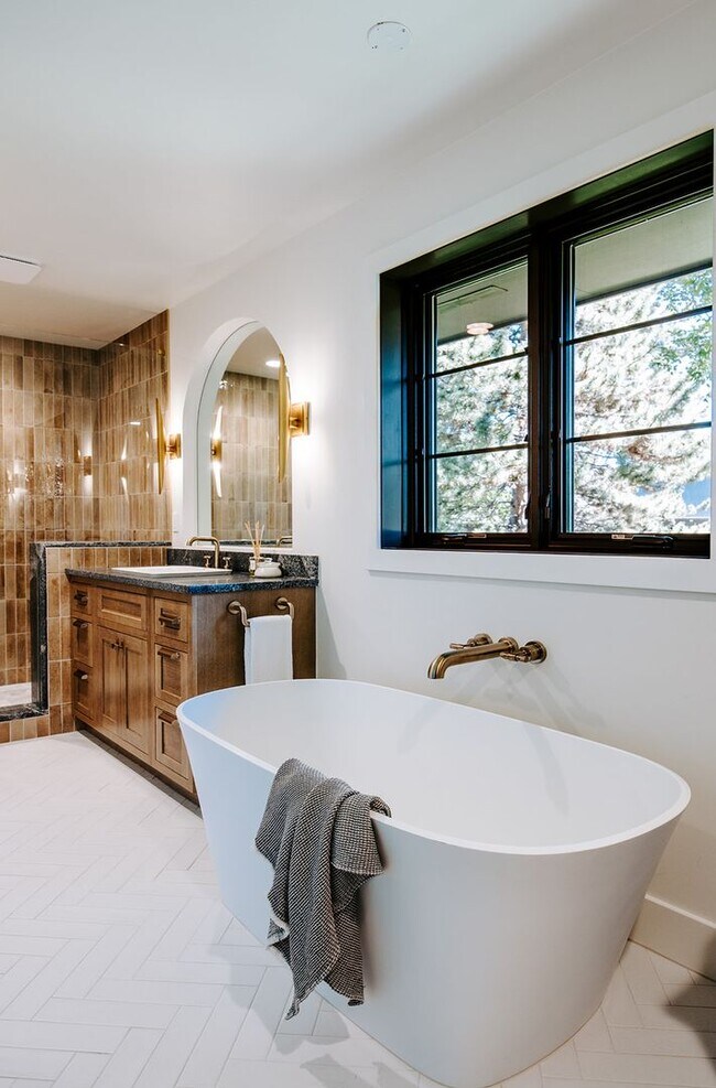 Building Photo - Custom Remodeled 4bd/4ba House in Greenwoo...