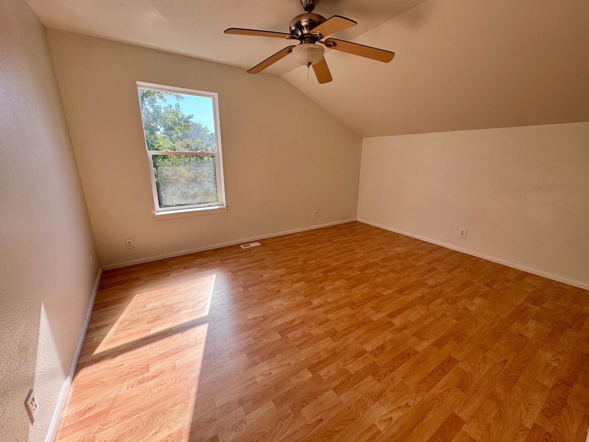 Building Photo - 1094 NE Conifer Blvd