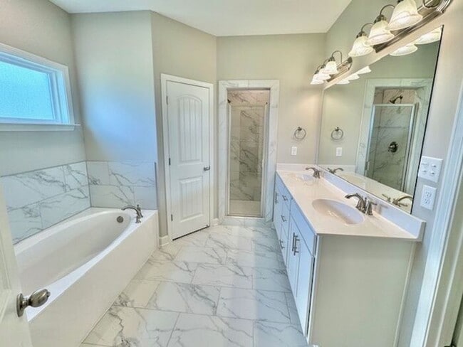 Building Photo - Now Leasing a 4-bedroom 2.5 bath home in W...