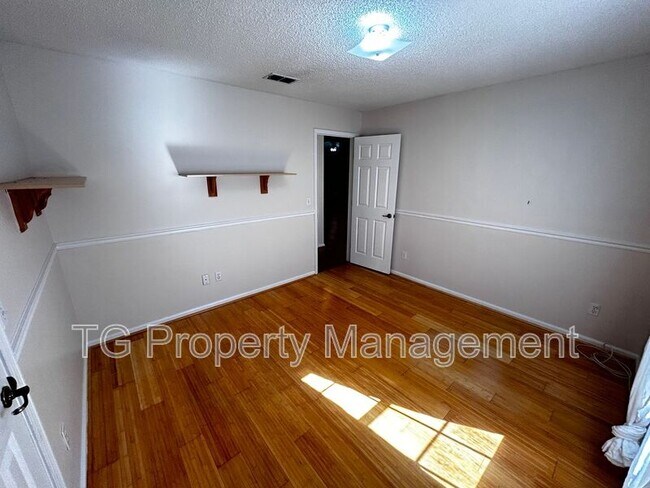 Building Photo - 1449 Blue Heron Ln N