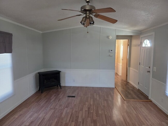 Building Photo - 2 bedroom 1 bathroom mobile home for rent