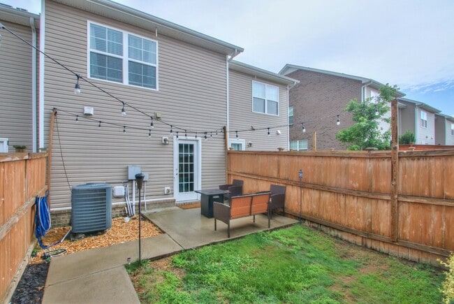 Building Photo - 1215 Riverbrook Dr