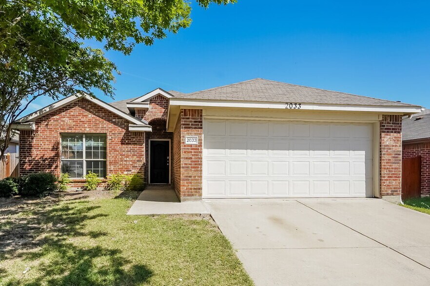 Primary Photo - 2033 Club Oak Dr
