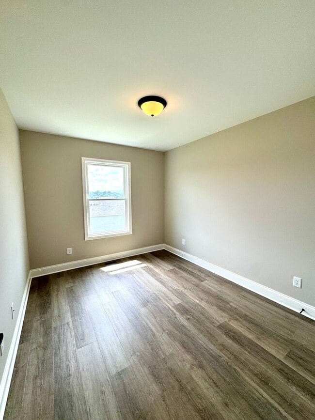 Building Photo - Like New 3 Bed, 2.5 Bath Townhouse