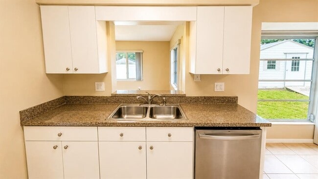 Building Photo - 3435 Dunbar Dr