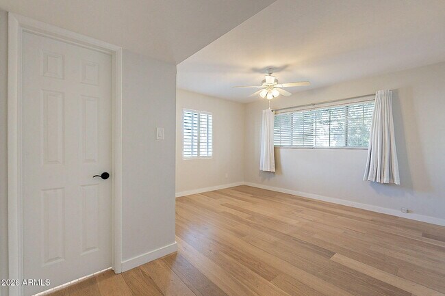 Building Photo - 5715 E Calle Del Paisano