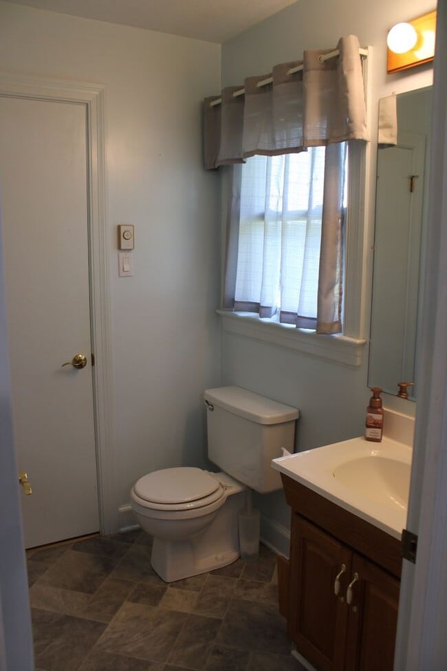 Building Photo - 4723 River Rd