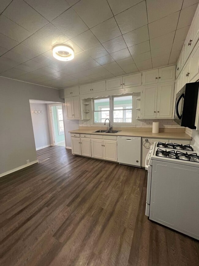 Building Photo - COMING SOON: CUTE 2 BEDROOM / 1 BATHROOM HOUSE LOCATED RIGHT ACROSS FROM NORTH MIDDLE SCHOOL IN J...