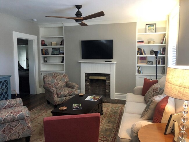 Building Photo - 422 S Mill St