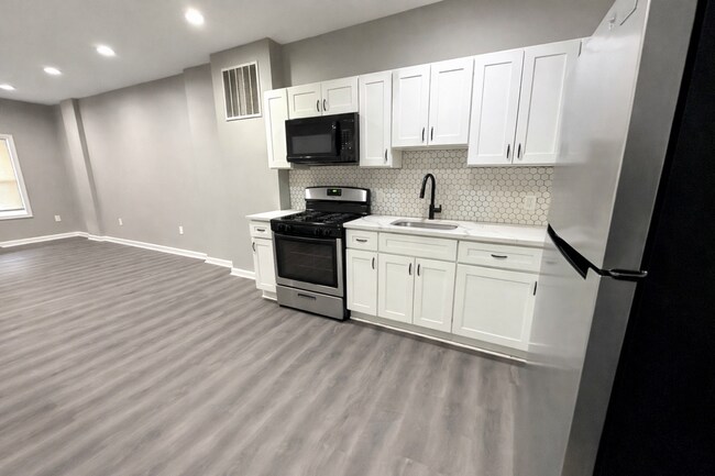 Building Photo - Beautiful 2BR + Den Home with 2 Baths, Modern Kitchen & Central AC