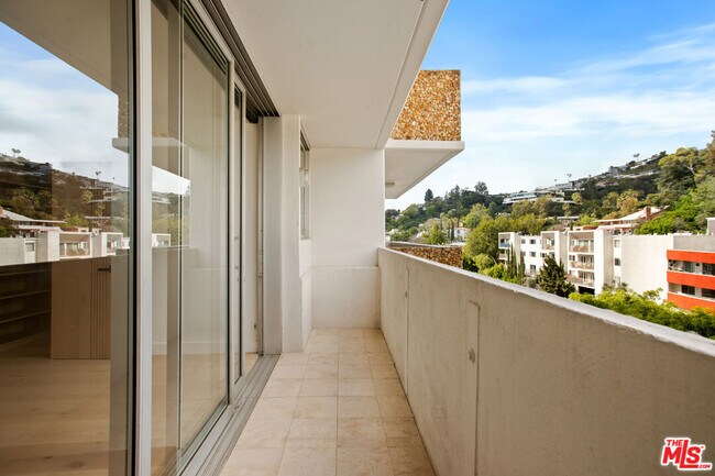 Building Photo - 8787 Shoreham Dr