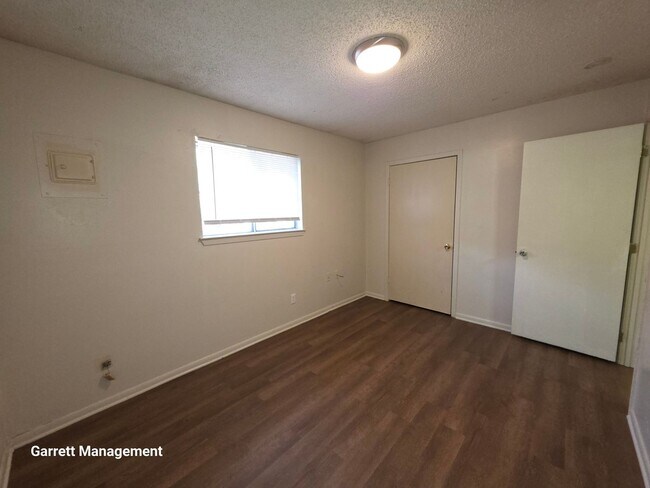 Building Photo - N Ridge 4-Plex