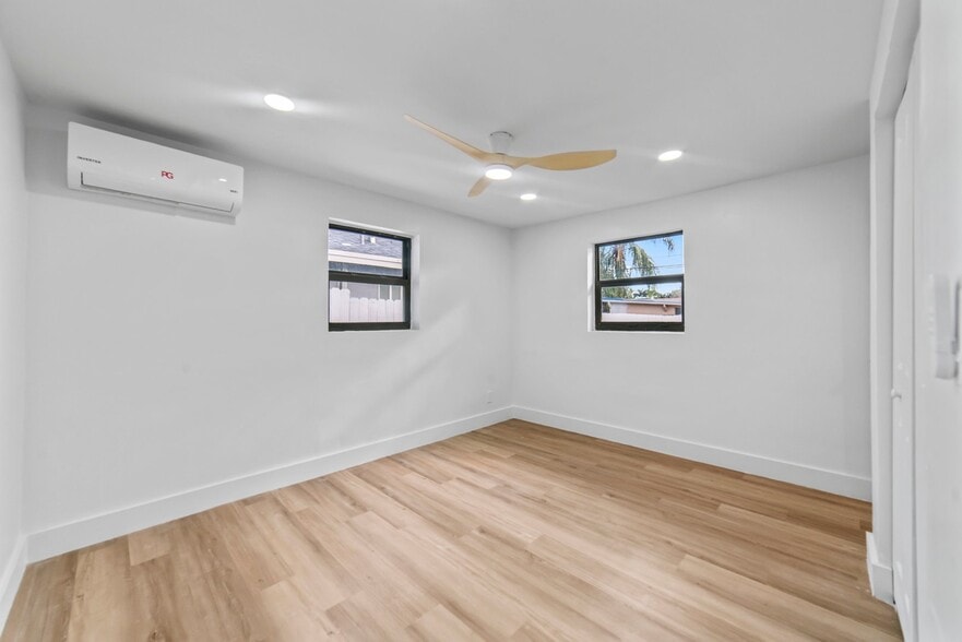 Building Photo - 4114 SW 49th Ct
