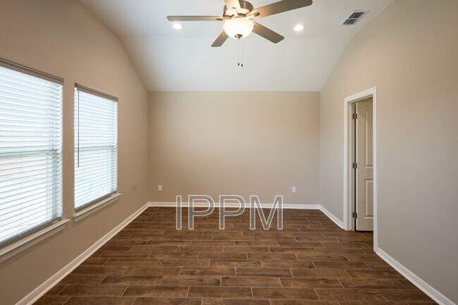 Building Photo - 2506 Cove Real Dr