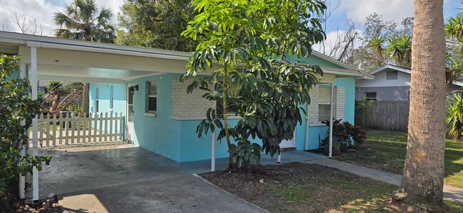 Building Photo - 3/1 cottage conveniently located near Down...