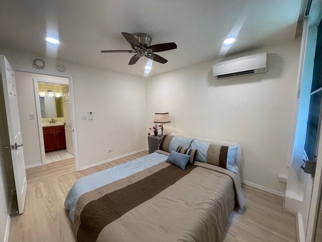 Building Photo - 2/2 Condo with 1 parking in Pool Community