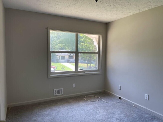 Building Photo - 10135 Port Royal Ct