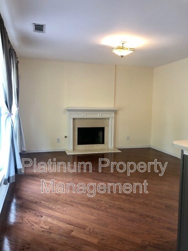 Building Photo - 3335 Woodside Ct