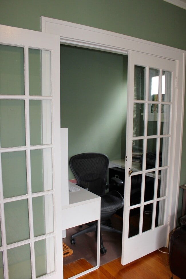 Building Photo - Beautiful Queen Anne Craftsman Home!
