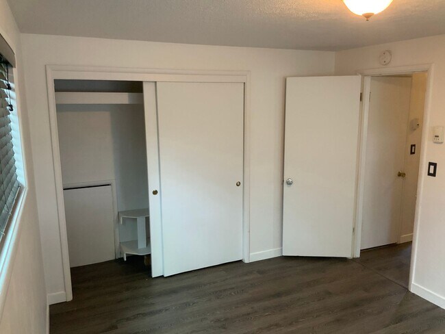 Building Photo - 2 Bedroom Off Coburg Rd.