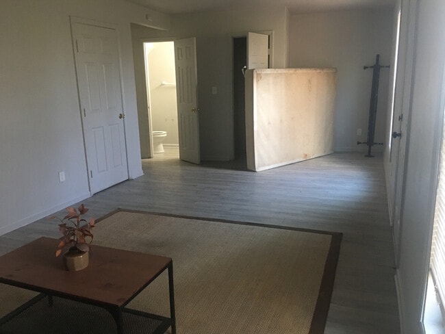 Building Photo - Room in Duplex on Beck St