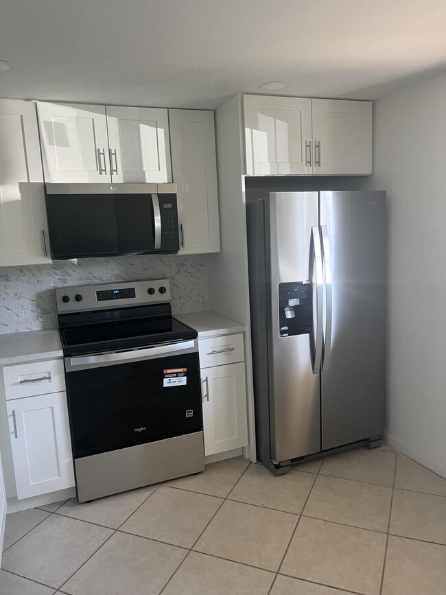 Building Photo - 2615 NE 3rd Ct