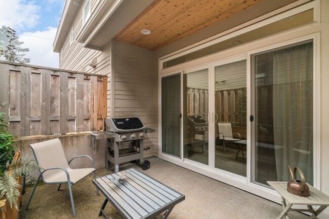 Building Photo - Luxury Townhome in the Heart of Lake Osweg...