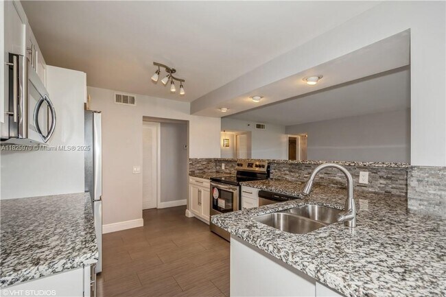 Building Photo - 105 Lake Emerald Dr