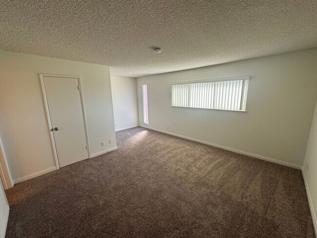 Building Photo - Spacious Ventura Keys Condo- Enjoy The Marina Life!