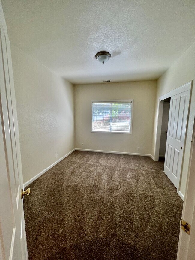 Building Photo - Single Story on Private Court in Gated Hillsborough, Granite Bay, CA