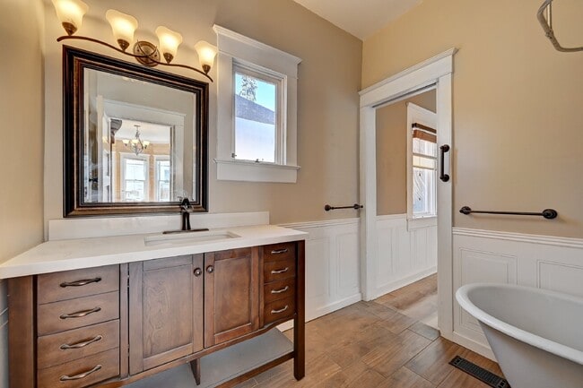 Building Photo - $1,750.00 - 2 Bedrooms, 1 Bathroom, Single...