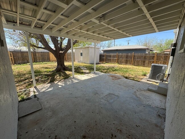 Building Photo - Beautiful Santa Fe Style home!