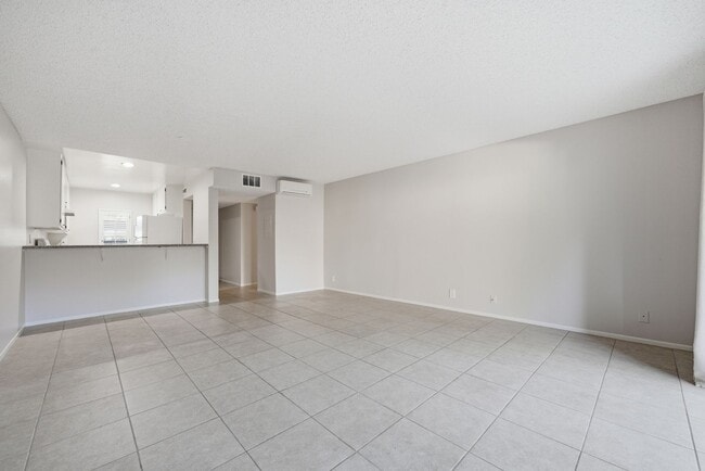 Building Photo - Cozy One Bedroom with Laundry and Patio!