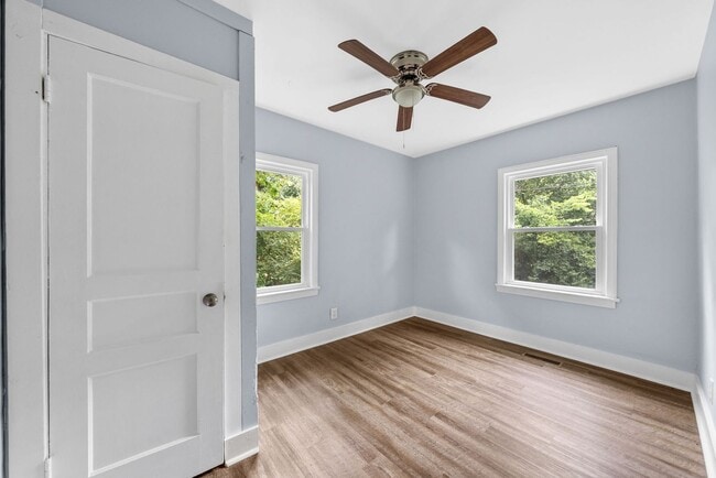 Building Photo - 2 Bedroom Pet Friendly Home For Rent Near ...
