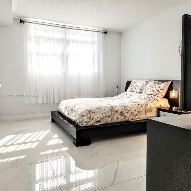 Building Photo - 3000 S Ocean Dr