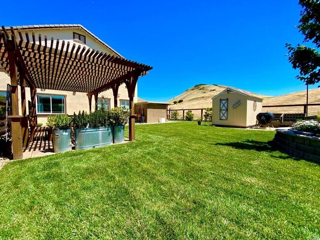 Building Photo - Living in Luxury in a Peaceful Setting