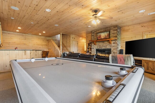 Building Photo - 121 Pontoosuc Dr