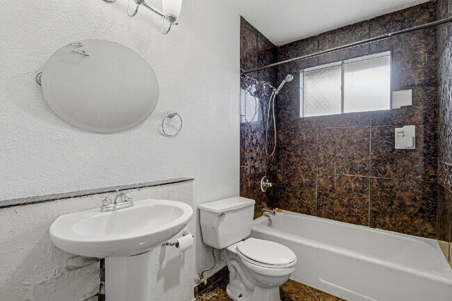 Building Photo - 3-Bedroom Duplex with Refrigerated AC.