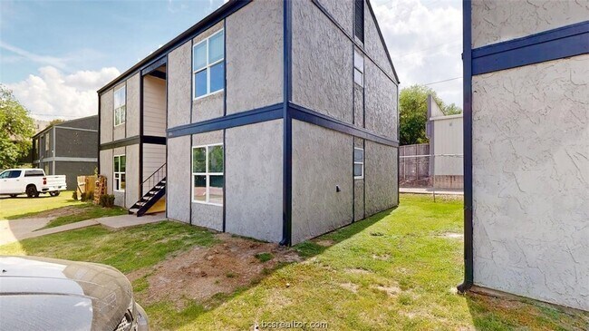 Building Photo - 806 Oran Cir