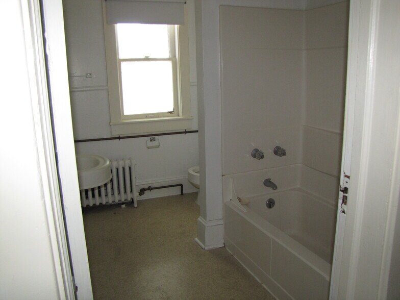 Building Photo - 409 S Atherton St