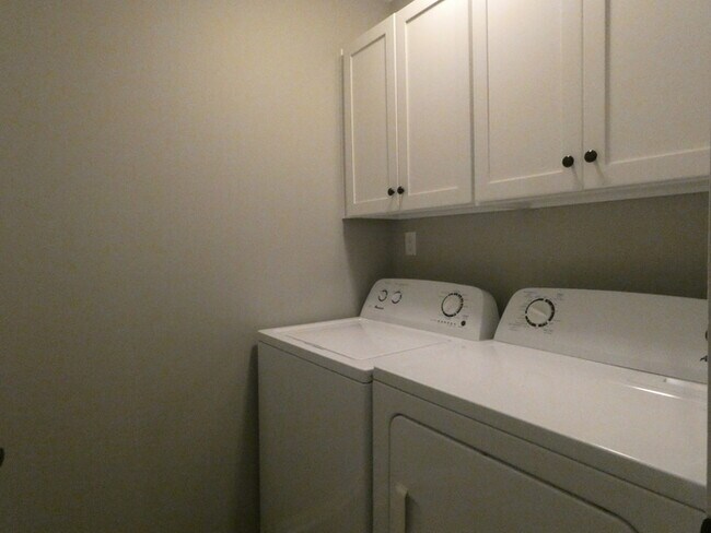 Building Photo - Beautiful Town Home!