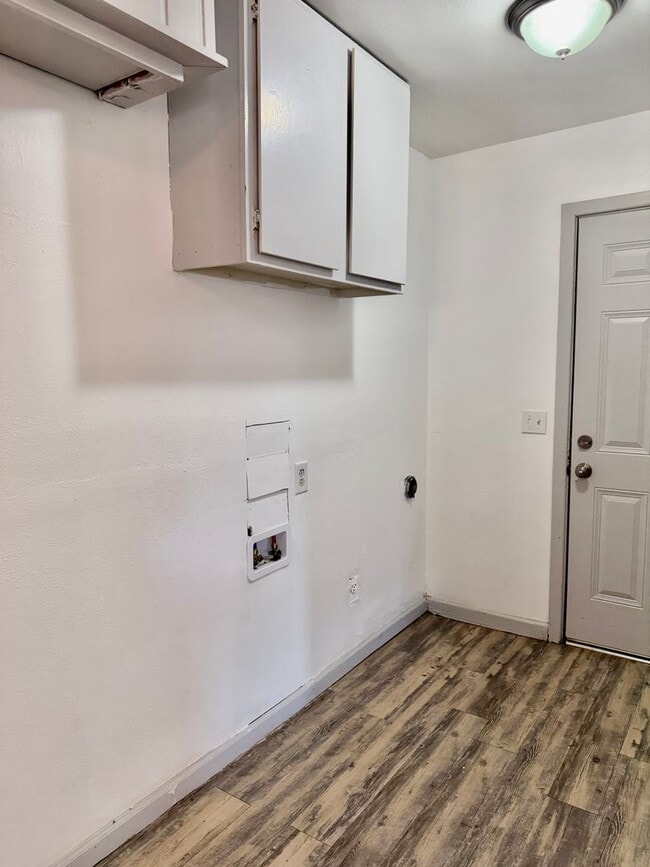 Building Photo - Adorable 3/1.5/1 in Great Location! Minutes from Tech and Hospitals!